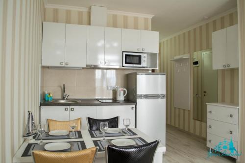 A cozinha ou cozinha compacta de Your Apartments Batumi