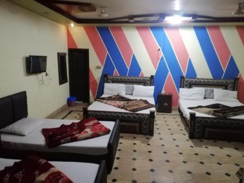 Katil atau katil-katil dalam bilik di Faizan Hotel