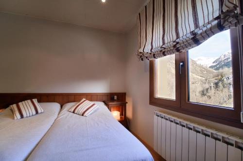 En eller flere senge i et værelse på Hostau Era Claverola