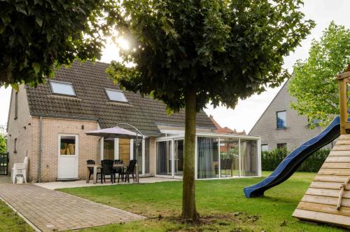 dom ze zjeżdżalnią w ogrodzie w obiekcie De Wilgoren w mieście Kasterlee