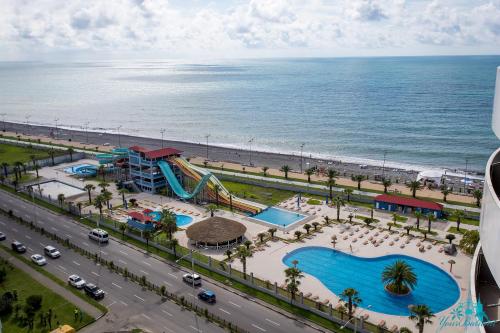Uma vista da piscina em Your Apartments Batumi ou nos arredores