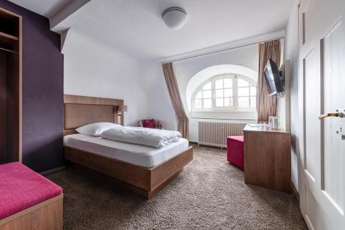 a bedroom with a bed and a window at Boutique Hotel Societe in Baden-Baden