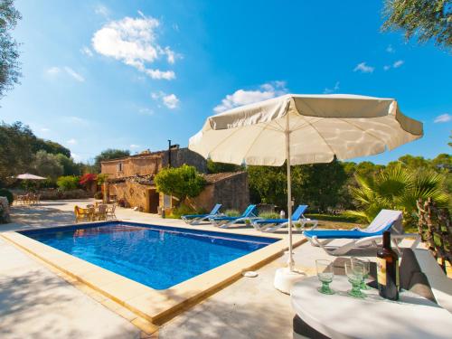 Villa Cas Pomer, pool and garden in Costitxの敷地内または近くにあるプール