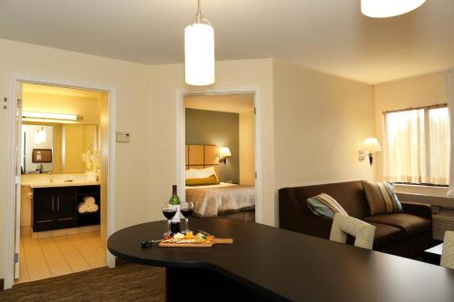 Postel nebo postele na pokoji v ubytování Candlewood Suites East Lansing by IHG