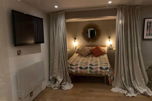 Tempat tidur dalam kamar di Wilderness Lodge
