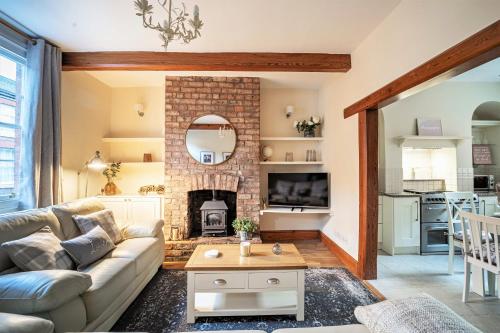 een woonkamer met een bank en een open haard bij The Cottage in Chester, Sleeps 6 with FREE Parking in Chester