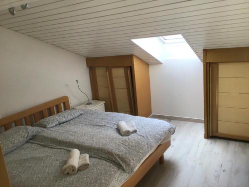 1 dormitorio con 1 cama con 2 toallas en Apartments Tomato, en Novigrad Istria