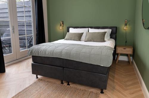 a large bed in a room with a window at Bed en Baguette in Burgh Haamstede
