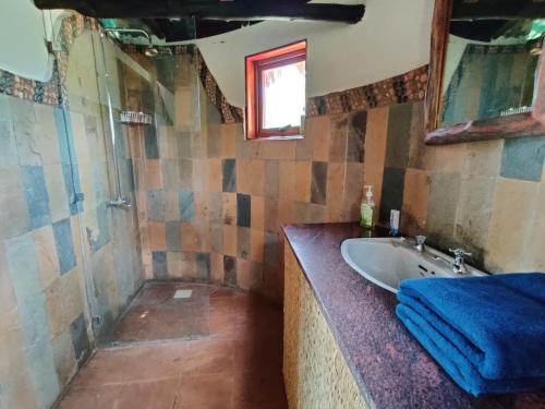 Koupelna v ubytování Oldonyo Orok Lodge