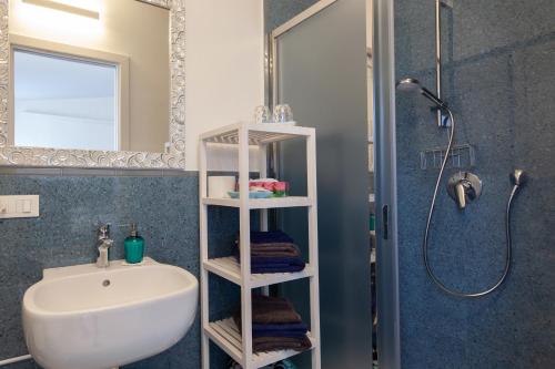 W łazience znajduje się biała umywalka i prysznic. w obiekcie Come Eravamo w mieście Monterosso al Mare
