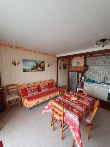 - une chambre avec un lit, une table et un réfrigérateur dans l'établissement Apt At 2 Steps From The Beach And Proust Promenade, à Cabourg