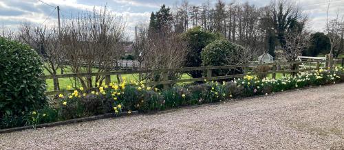 Κήπος έξω από το Glenbrae House 3 bedrooms near Nantwich with countryside views on private driveway