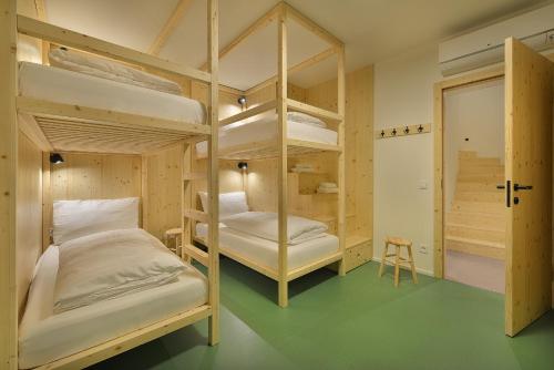 Divstāvu gulta vai divstāvu gultas numurā naktsmītnē Element Lakeside Apartments