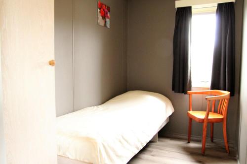 En eller flere senge i et værelse på Hofgalow Chalet op camping "De Stal"