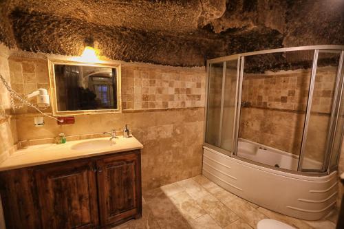 Kupatilo u objektu Century Cave Hotel