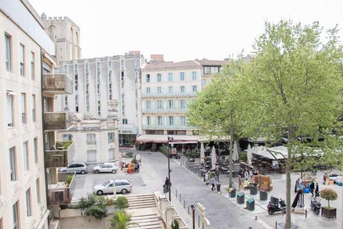 vista su una strada in una città con edifici di Cosy apartment in the hypercentre of Avignon in the Provence- Welkeys ad Avignone