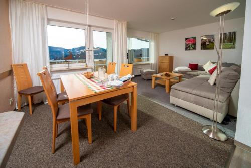 un soggiorno con un tavolo e un divano di Haus Panorama a Oy-Mittelberg