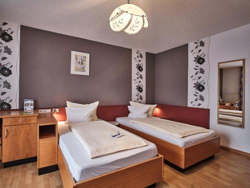 เตียงในห้องที่ TIPTOP Hotel am Hochrhein