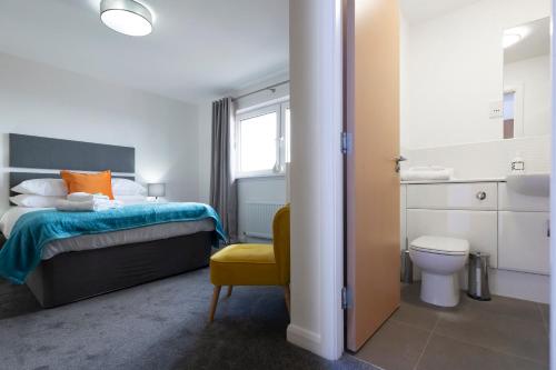 1 dormitorio con cama, aseo y lavamanos en Parkhill Luxury Serviced Apartments - Hilton Campus, en Aberdeen
