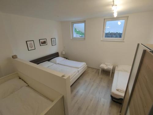 ein kleines Schlafzimmer mit 2 Betten und einem Fenster in der Unterkunft Antonio Appartement in Steinabrückl