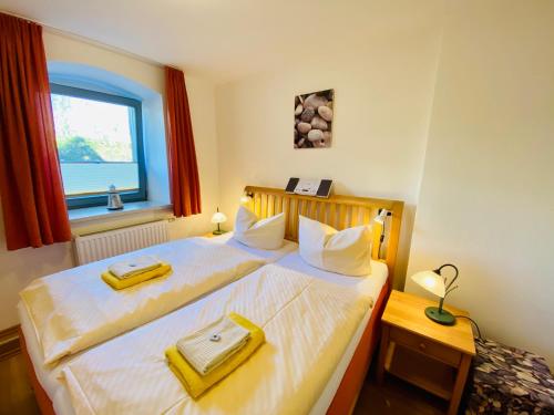 ein Schlafzimmer mit einem Bett mit zwei Handtüchern darauf in der Unterkunft Haus Inge in Heringsdorf