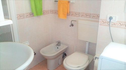 Ένα μπάνιο στο Green Holiday Wohnung mit Schwimmbad