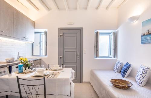 kuchnia i salon ze stołem i kanapą w obiekcie Sole Blu Mykonos Town Apartment One w mieście Mykonos