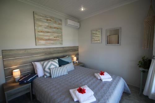 阿爾米里達的住宿－Villa Sea Dream Almyrida，一间卧室配有一张床,上面有两条毛巾
