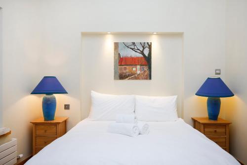 Postel nebo postele na pokoji v ubytování JOIVY Unique Mezzanine Apartment in St Andrews