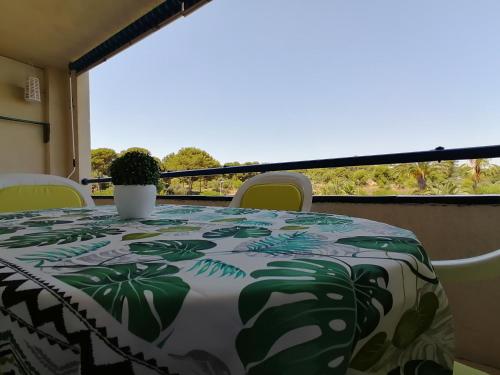 a table with a plant on top of a balcony at Port Aventura, Exclusivo Alojamiento La Pineda in La Pineda