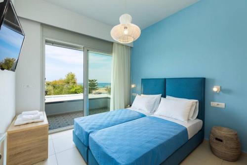 En eller flere senger på et rom på Adelhome - Sea view & walking distance to beach!