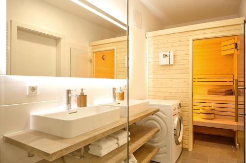 Et badeværelse på die Tauplitz Lodges - Alm Lodge A3 by AA Holiday Homes