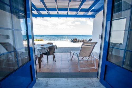 vistas al océano desde la puerta de una casa en Seashell Beach House on the frontline of the ocean, en Punta Mujeres