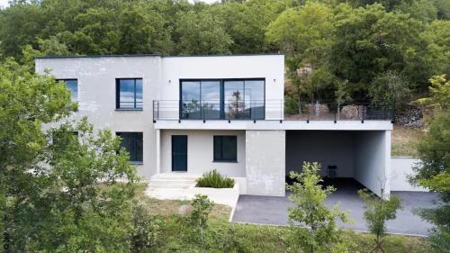 ein weißes Haus mit vielen Fenstern in der Unterkunft Villa Durandal in Souillac