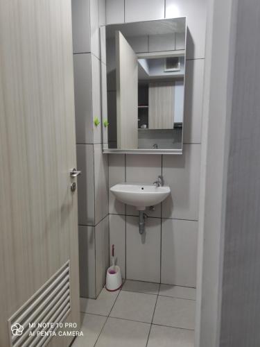 La petite salle de bains est pourvue d'un lavabo et d'un miroir. dans l'établissement Studio standard A by DA Room, à Pekayon Satu