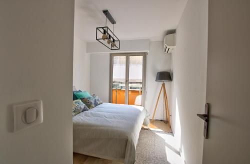 une chambre avec un lit et une fenêtre dans l'établissement MAR2 - Beau 2 pièces avec loggia fermée et aménagée en centre ville, à Cannes
