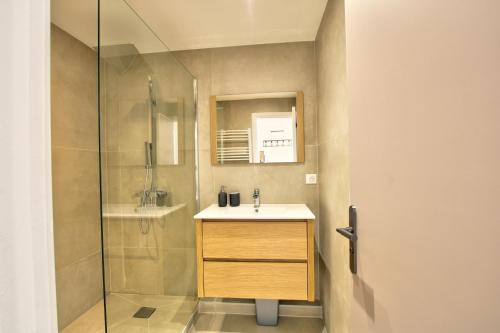 une salle de bain avec un lavabo et une douche dans l'établissement MAR2 - Beau 2 pièces avec loggia fermée et aménagée en centre ville, à Cannes