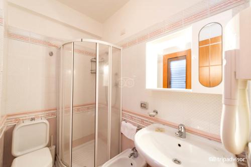 Ванна кімната в Taormina Hotel Calipso