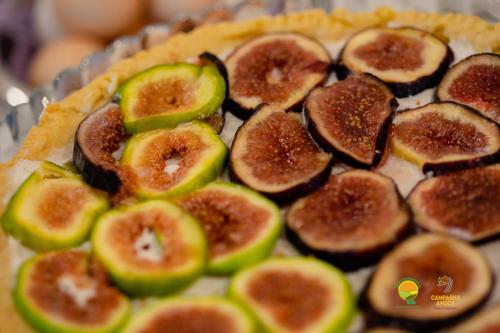 a pie with sliced figs on top of it at Agriturismo Colombera in Quarto dʼAltino