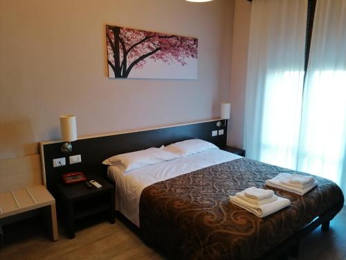 A bed or beds in a room at Hotel Eden