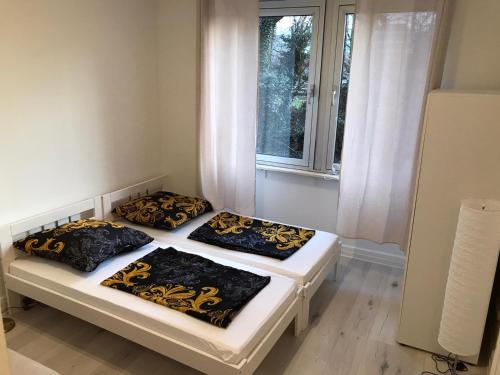 two beds sitting in a room with a window at Roter Sandstein Zink in Mainz