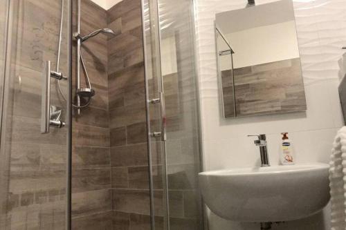 A bathroom at CASA CANTONIERA-GUEST HOUSE : COSTRUITE IL VIAGGIO