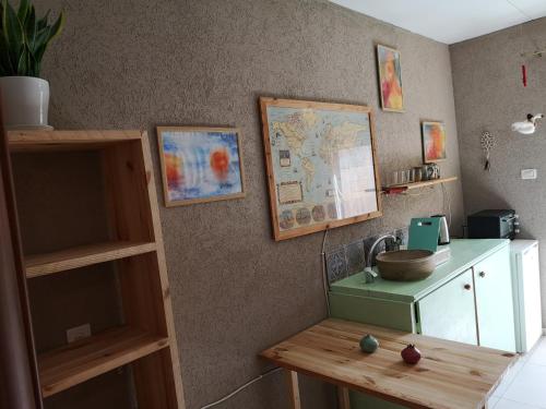 een keuken met een aanrecht, een tafel en een kaart bij Paula's corner in Beʼer Ora