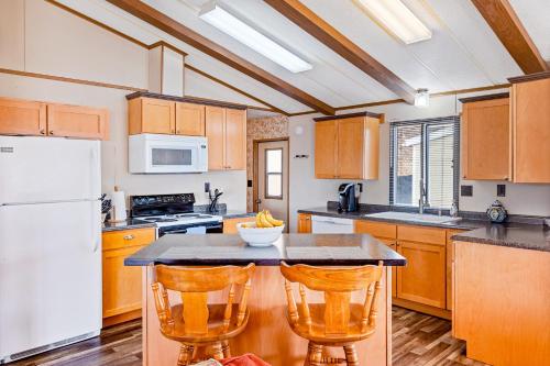 Dapur atau dapur kecil di Downtown Harrison Lakefront Getaway