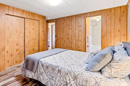 Katil atau katil-katil dalam bilik di Downtown Harrison Lakefront Getaway