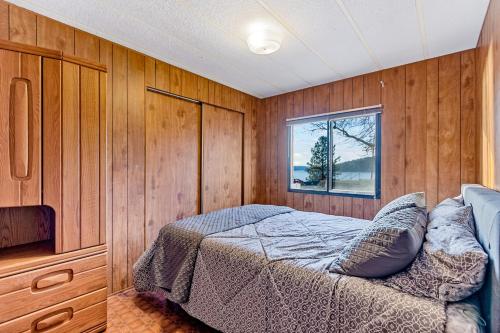 Katil atau katil-katil dalam bilik di Downtown Harrison Lakefront Getaway