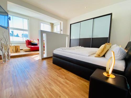 une chambre avec un grand lit et un salon dans l'établissement Villa Anna - Johann Strauss, à Heringsdorf