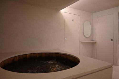 uma casa de banho com uma grande banheira no meio do quarto em The Auld Kirk & Spa em Stirling