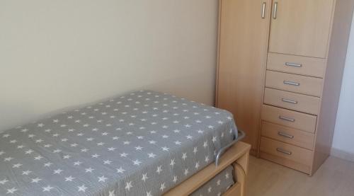 Ένα ή περισσότερα κρεβάτια σε δωμάτιο στο Apartament Sara