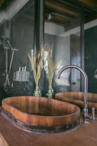 a wooden sink with a faucet on a counter at ไร่ชาดอยอินทนนท์ in Ban Yang Khun Wang